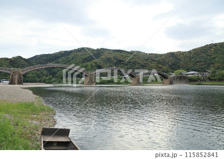 錦帯橋全景を錦川上流側から見る 115852841