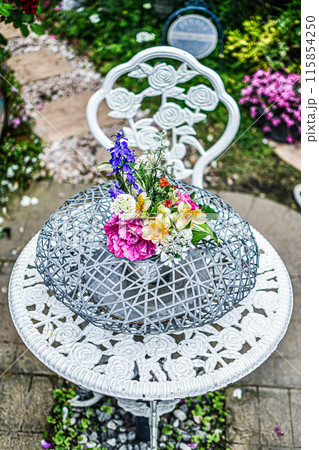 花で飾られた丸いオブジェ 115854250
