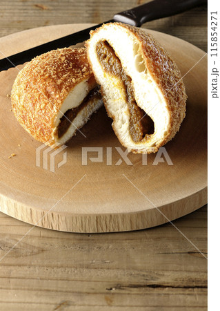 カットされたカレーパン カットされたカレーパン 115854271
