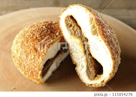 カットされたカレーパン 115854276