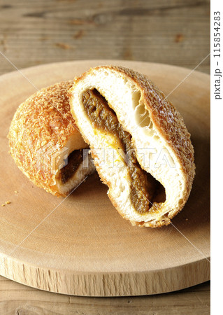 カットされたカレーパン カットされたカレーパン 115854283