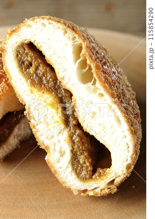 カットされたカレーパン カットされたカレーパン 115854290