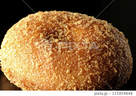 カレーパンを黒背景で撮影 115854648