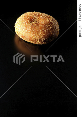 カレーパンを黒背景で撮影 115854655