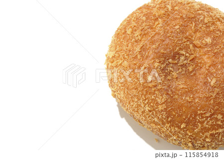カレーパンを白背景で撮影 115854918