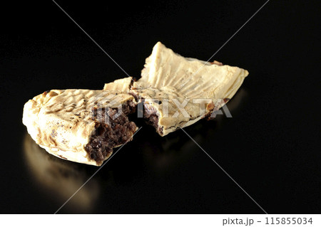 割った薄皮たい焼きを黒背景で撮影 割った薄皮たい焼きを黒背景で撮影 115855034