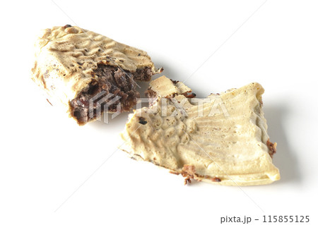 割った薄皮たい焼きを白背景で撮影 115855125