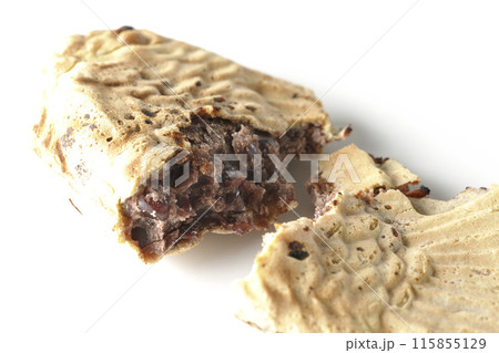 割った薄皮たい焼きを白背景で撮影 115855129