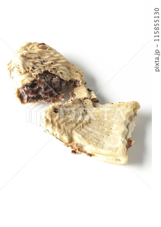 割った薄皮たい焼きを白背景で撮影 115855130