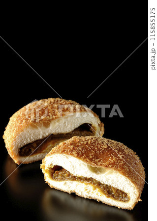 半分にカットされたカレーパンを黒背景で撮影 半分にカットされたカレーパンを黒背景で撮影 115855175