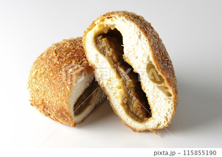 半分にカットされたカレーパンを白背景で撮影 115855190