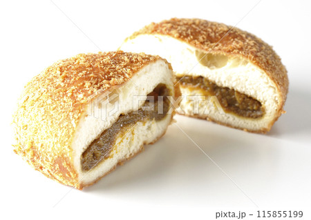 半分にカットされたカレーパンを白背景で撮影 115855199