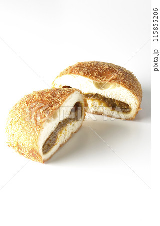 半分にカットされたカレーパンを白背景で撮影 115855206