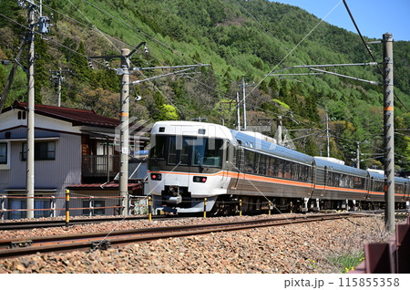 奈良井駅付近を通過中の特急しなの（中央本線） 115855358