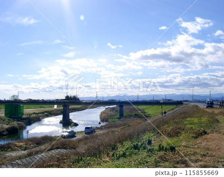 ゆっくりとした時間が流れている新明橋(2011.1.2) と小山川 2010年暮れから橋脚の修繕工事 ゆっくりとした時間が流れている新明橋(2011.1.2) と小山川 2010年暮れから橋脚の修繕工事 115855669