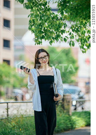 スマホを操作する若い女性 115855915