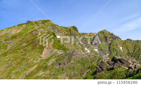 初夏の谷川岳西黒尾根と岩稜帯を登る登山者 初夏の谷川岳西黒尾根と岩稜帯を登る登山者 115856280