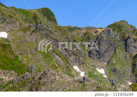 初夏の谷川岳西黒尾根と岩稜帯を登る登山者 115856284