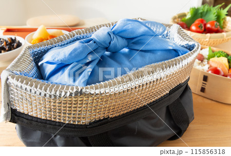 保冷バッグに入れたお弁当箱　弁当作り　食中毒予防 115856318