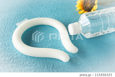 ネックリングとペットボトル入りの水　熱中症対策　冷却グッズ　水分摂取　健康管理　暑さ対策 115856325