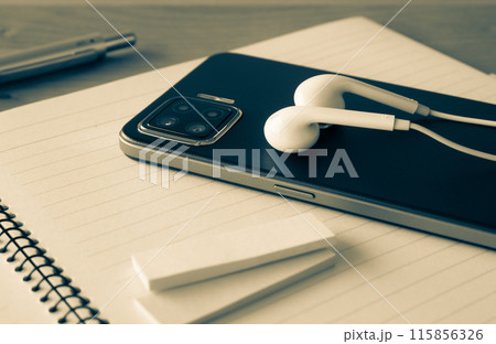 スマホとイヤホン　オンライン学習 115856326