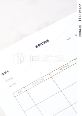 前任者から後任者へ、仕事をスムーズに引き継ぐための「業務引継書」 115856422