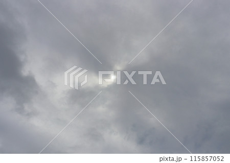 曇り空 太陽 曇り空 太陽 115857052