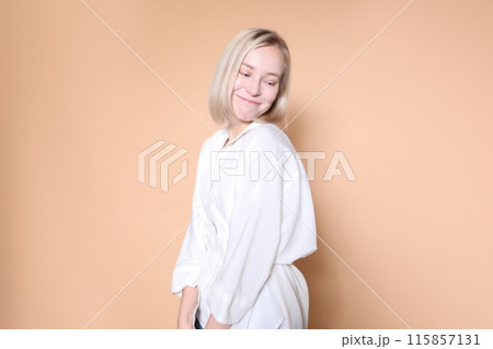 恥ずかしそうにする女性 115857131