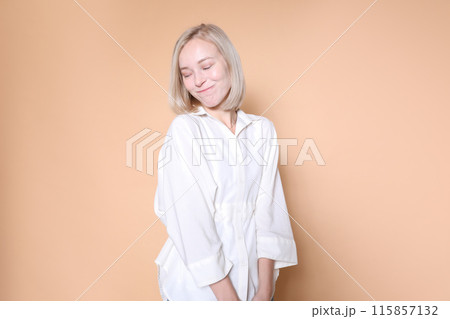恥ずかしそうにする女性 115857132