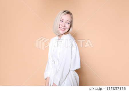 恥ずかしそうにする女性 115857136