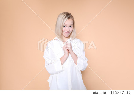 お願い事がある女性 115857137