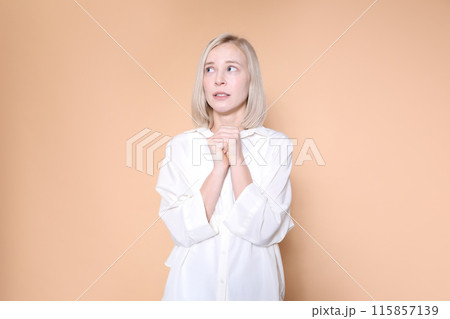心配そうにする女性 115857139