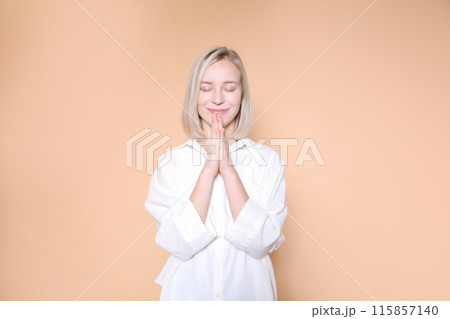 手を合わせる女性 115857140