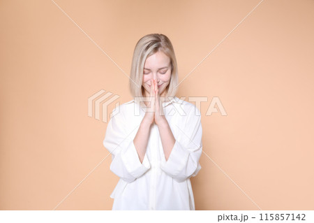手を合わせる女性 手を合わせる女性 115857142
