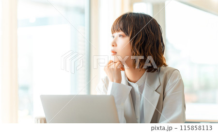 考えごとをする若いビジネスウーマン 115858113