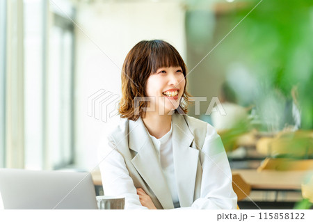 笑顔で話す若い日本人ビジネスウーマン 115858122