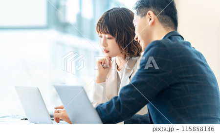 ミーティングをする男女のビジネスマン ミーティングをする男女のビジネスマン 115858136