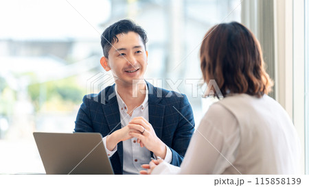 ミーティングをする男女のビジネスマン ミーティングをする男女のビジネスマン 115858139