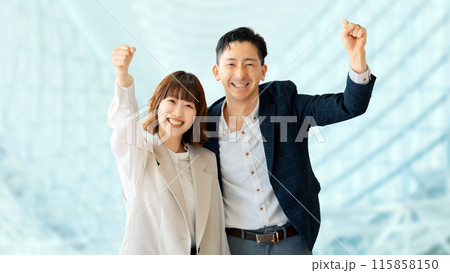 ガッツポーズをする笑顔のビジネスマン男女 115858150