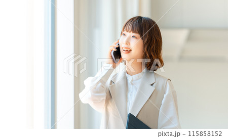 スマホで話す笑顔のビジネスウーマン 115858152