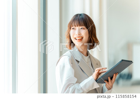 タブレットを使う笑顔のビジネスウーマン 115858154