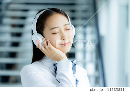 ヘッドホンで音楽を聴く女子高生 115858514