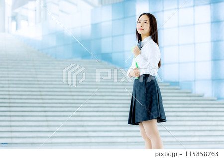女子高生　学校　制服 115858763