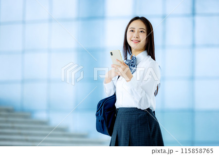 スマホを操作する女子高生 115858765