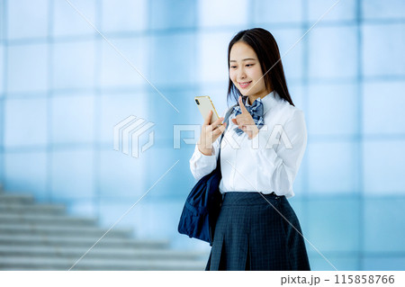 スマホを操作する女子高生 115858766