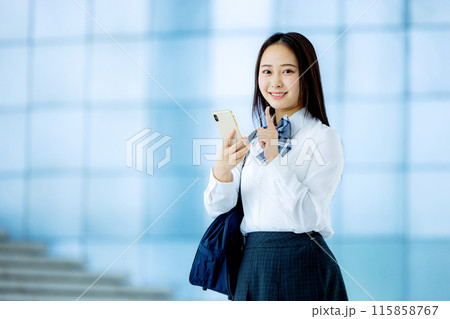 スマホを操作する女子高生 115858767
