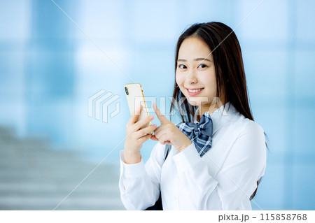 スマホを操作する女子高生 115858768