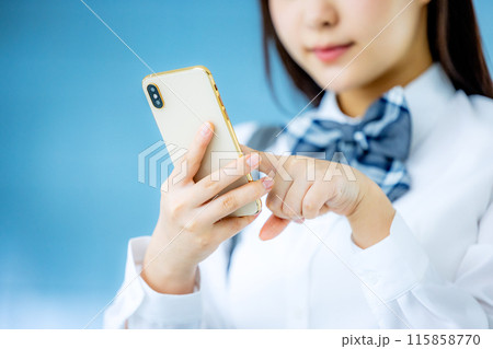 スマホを操作する女子高生 スマホを操作する女子高生 115858770