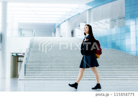 制服姿の女子高生　学校 115858775
