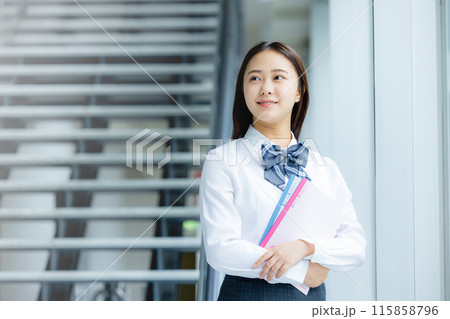 ノートを持つ女子高校生 ノートを持つ女子高校生 115858796